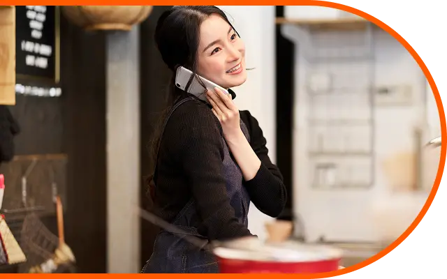 電話で対応する女性